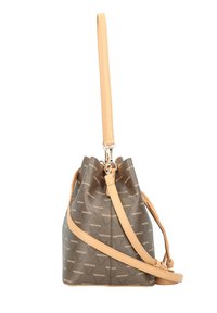 Sac seau marron avec une finition texturée, arborant un motif de logo, une sangle et des accents en cuir beige clair, et une fermeture en haut resserrée.