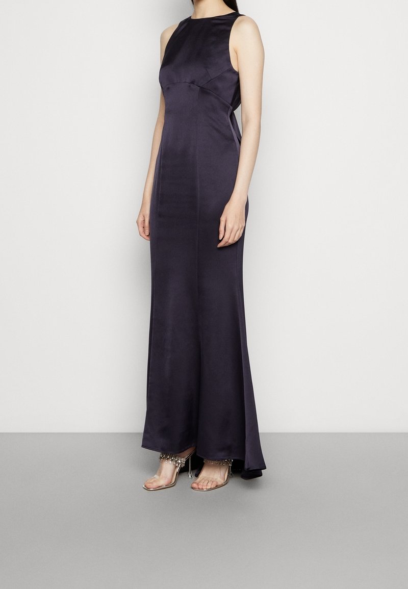 Lila satin långklänning med figurnära bodice, ärmlös design och utsvängd kjol. Har sidokut och en mjuk textur.