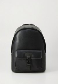 Zaino in pelle nera con finitura testurizzata, forma curva, manico superiore, tasca frontale con patta e dettaglio di chiusura a scatto. Accenti lisci in grigio.