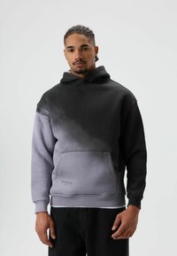 Sweatshirt met capuchon, met een verloop van zwart naar lichtgrijs, gemaakt van zacht katoen, voorzien van een kangoeroezak en een klein gedrukt logo op de zoom.