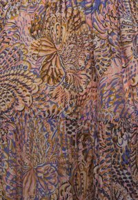 Vzorovaná látka s květinovými motivy v teplých hnědých, růžových a fialových odstínech. Obsahuje struktury s puky a jemnými, detailními vzory po celém povrchu.