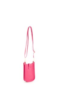Rosa læder crossbody taske med en struktureret overflade. Den har et slankt design, skulderrem og detaljer i guld.