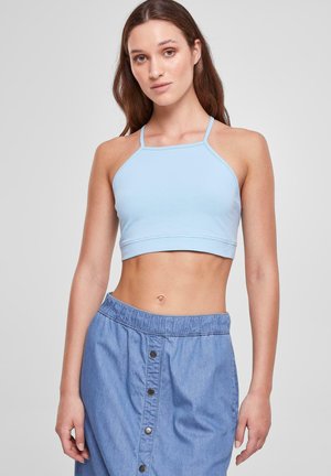 Helles blaues Crop-Top mit Halter und dünnen Trägern, aus glattem Stoff gefertigt. Kombiniert mit einem Jeansrock mit Knöpfen und einem elastischen Bund.