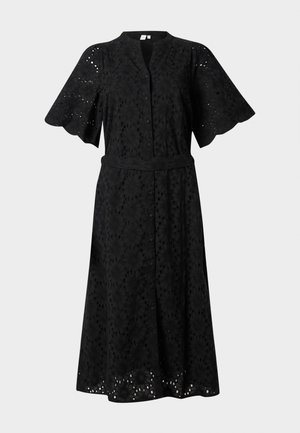 Czarna sukienka do kolan z kwiatowym wzorem z dziurkowanej tkaniny, krótkie falbankowe rękawy, zapięcie na guziki z przodu i dopasowana talia. Teksturowana tkanina, lekka konstrukcja.
