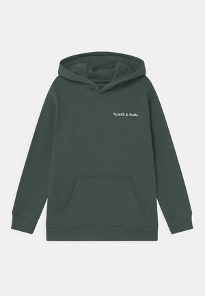 Mørkegrøn hættetrøje med frontlomme og hvid "Scotch & Soda"-logo på venstre bryst, med ribbede manchetter og kant.