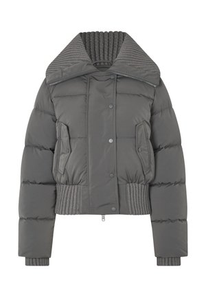 Grå pufferjakke med høj ribbet krave, cropped design, trykknapper og to forlommer. Har stikninger og ribbede manchetter.