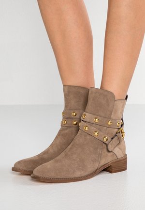 Botki kowbojki i motocyklowe