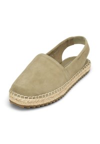 Beige suède slingback schoen met een ronde neus, een jute-achtige gevlochten zool en een getextureerde rubberen loopzool voor grip.
