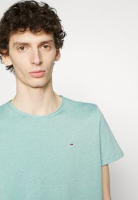 Tommy Jeans SLIM JASPE CREW NECK - T-shirt básica - turquoise