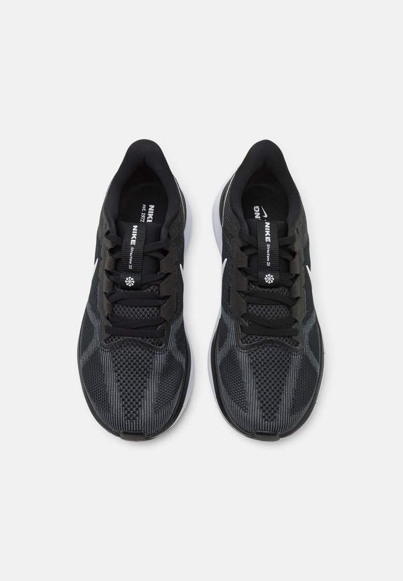 Czarne buty sportowe z siateczkową cholewką, wzorem teksturowanym, sznurowadłami i białym logo; z amortyzowaną podeszwą i okrągłym noskiem.