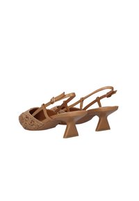 Par de tacones tipo slingback color camel con puntera tejida con textura y tacones cuadrados gruesos, con correas ajustables en el tobillo y pequeñas hebillas.
