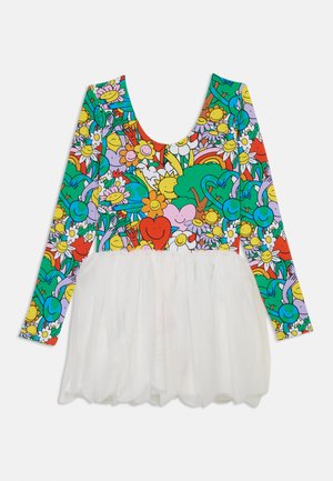 Dolga obleka z dolgimi rokavi, ki ima pisano, vzorčasto zgornji del v zelenih, roza in rumenih barvah ter belo tila krilo. Okrugel izrez in nabran pas.