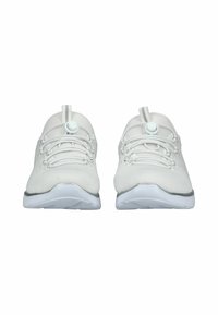 Weiße Mesh-Sportschuhe mit einer strukturierten Oberfläche, elastischen Schnürsenkeln und einem runden Stopper. Sie verfügen über eine flache weiße Sohle mit grauen Akzenten.