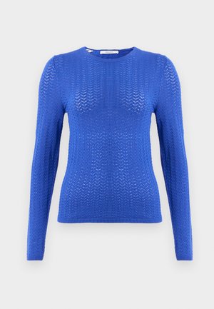 Suéter de punto azul de manga larga con un patrón texturizado, cuello redondo y dobladillo acanalado, con un diseño ajustado.