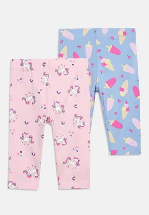 Dos pares de leggings para niños, uno rosa con unicornios, arcoíris y flores, el otro azul con conos de helado, polos y cerezas.