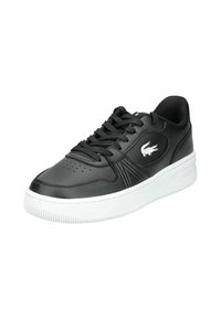 Sneaker in pelle nera con una texture liscia, suola in gomma bianca, punta perforata e logo Lacoste argentato sul lato.