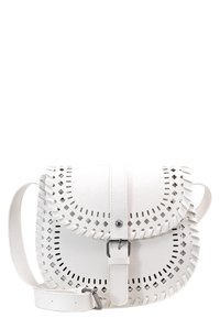 Biała skórzana torebka na ramię z wyciętymi geometrycznymi wzorami, zaokrągloną klapką, regulowanym paskiem i srebrnymi ozdobami.