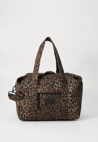 Mala de viagem em padrão de leopardo, feita de tecido durável; possui duas alças, uma correia destacável e um bolso frontal com fecho de zíper.