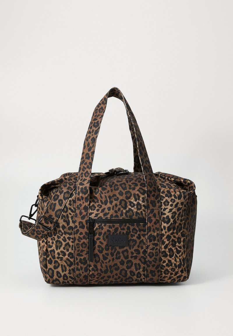 Mala de viagem em padrão de leopardo, feita de tecido durável; possui duas alças, uma correia destacável e um bolso frontal com fecho de zíper.