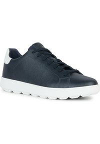 Sneaker in pelle blu navy con suola in gomma bianca, punta arrotondata e lacci sul davanti. Texture liscia e design minimale con dettaglio del tallone a contrasto.