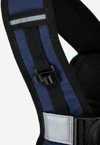 Imbracatura blu navy e nera con cinghie resistenti, una fibbia in plastica nera e una striscia riflettente. Progettata per un uso sicuro e confortevole.