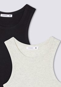 Dwa prążkowane topy na ramiączkach: jeden czarny i jeden jasnoszary. Wykonane z miękkiego materiału, z szerokimi dekoltami i metką marki "Terranova" na obu. Rozmiar S.