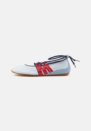 Chaussure plate bleu clair avec détail latéral rouge "M", lacets bleu marine sur le dessus et autour de la cheville, semelle marron avec rainures.