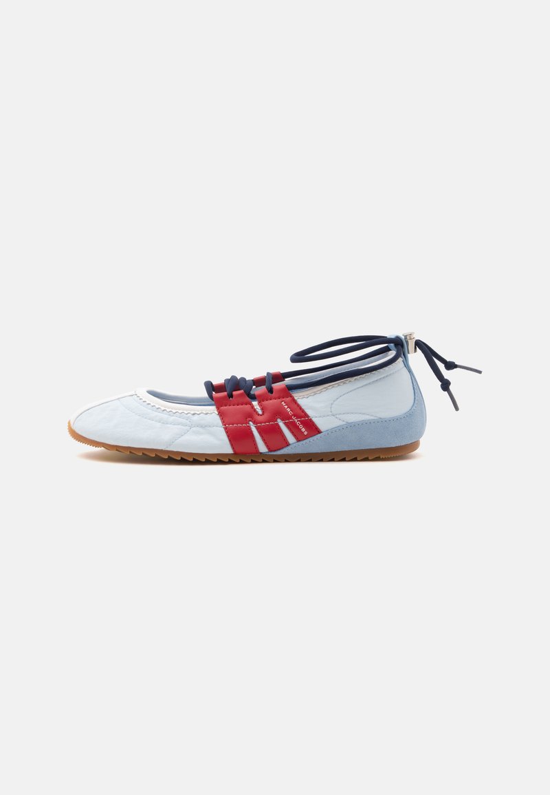 Chaussure plate bleu clair avec détail latéral rouge "M", lacets bleu marine sur le dessus et autour de la cheville, semelle marron avec rainures.