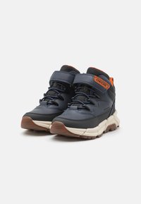 Chaussures de randonnée bleu marine avec un design texturé, bout renforcé, accents orange, fermeture à lacets et semelle en caoutchouc pour une bonne adhérence.