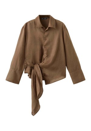 Chemise marron à manches longues avec boutons, larges poignets et détail asymétrique avec nœud à la taille.