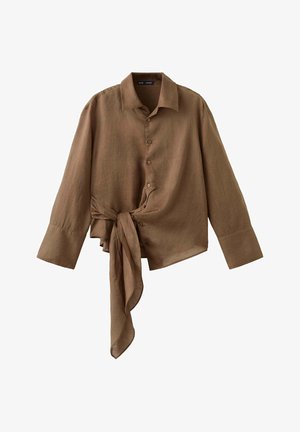 Camisa marrón de manga larga con botones, puños anchos y un detalle asimétrico de lazo en la cintura.