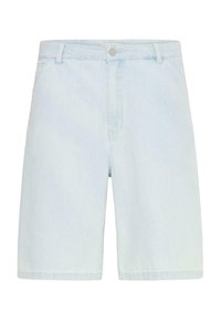 Shorts en denim bleu clair avec poches avant, passants pour ceinture, fermeture par bouton et coupe mi-longue.