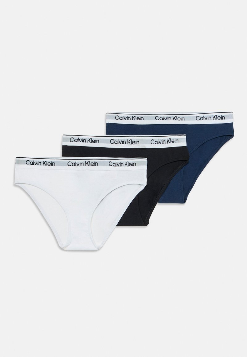 Három Calvin Klein alsónadrág, brief stílusban, fehér, fekete �és tengerészkék színben, fehér derékpánttal, amelyen ismétlődő fekete márkalogó található.