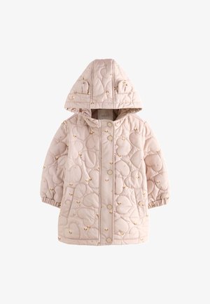 Rosa gesteppte Jacke mit Herzsteppungen und kleinen Blumenmustern, mit einer Druckknopftasche, getragen über blauen Jeans.