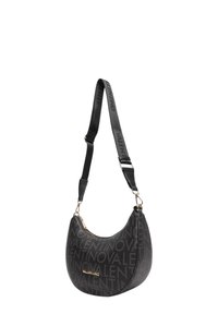 Borsa a tracolla nera con forma curvata, motivo monogramma e logo in metallo dorato. Presenta una superficie testurizzata e una tracolla regolabile.