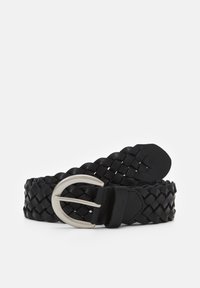 Cinturón de cuero trenzado negro con una hebilla metálica redonda de plata. Presenta una textura suave y un extremo acampanado con un detalle de cuero cosido.