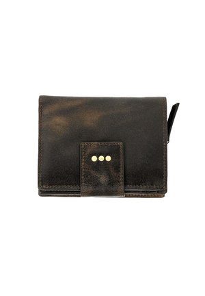 Portefeuille en cuir marron foncé avec une fermeture à pression, ornée de trois petits clous en laiton, et d'une tirette zippée sur le côté droit.