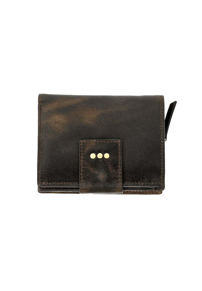 Portefeuille en cuir marron foncé avec une fermeture à pression, ornée de trois petits clous en laiton, et d'une tirette zippée sur le côté droit.