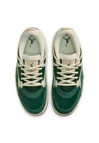 Scarpe da ginnastica verdi e bianche con tomaia in pelle e mesh, caratterizzate da accenti verdi, cuciture decorative e design con lacci.