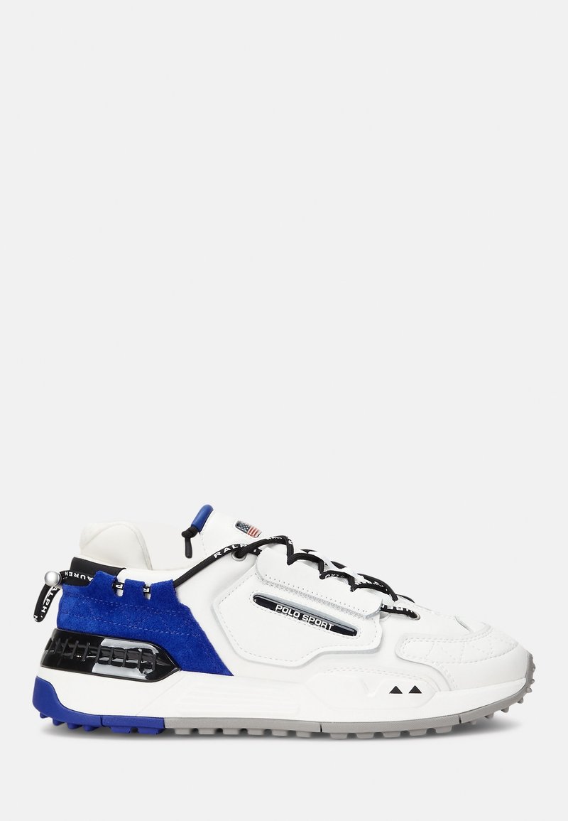 Baskets Polo Sport blanches et bleues avec lacets noirs, talon en daim, semelle texturée et logo "Polo Sport" sur la panneau latéral.