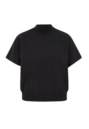 Top negro de manga corta con cuello alto. Fabricado en un suave tejido de punto, cuenta con un corte relajado y detalle de ribete en el dobladillo.