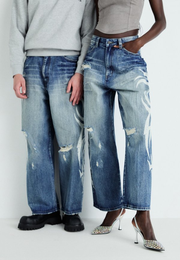 TATTOO COLOSSUS UNISEX - Loose Jeans - denim