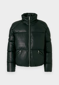 Jachetă puffer din piele neagră cu guler înalt, având un fermoar frontal și două buzunare laterale cu fermoar. Design matlasat cu textură căptușită.