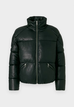 Svart skinnpuffjakke med høy krage, med en frontglidelås og to glidelåslommer på siden. Kviltet design med polstret tekstur.