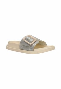 Sandale beige à enfiler avec une large bride argentée scintillante et une grande boucle carrée, semelle plate avec une légère texture sous la semelle.