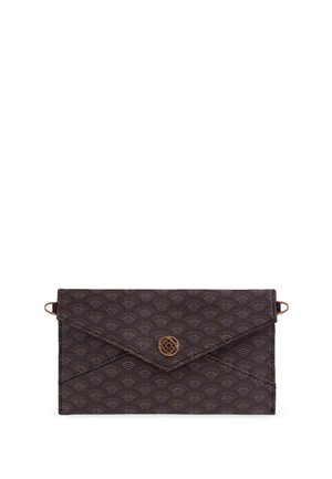 Pochette marron foncé avec un motif de éventail en relief, dotée d'une fermeture à bouton-pression en métal et de fixations latérales pour une bandoulière. Design élégant et rectangulaire.