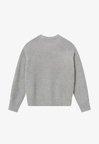 Šedý pletený svetr s texturovaným žebrovým vzorem, raglánovými rukávy a mírně zkráceným střihem. Obsahuje jemné tečky a žebrované manžety.