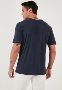 Buratti REGULAR FIT - Basic póló - indigo