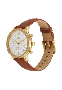 Montre Fossil dorée avec un cadran blanc, trois sous-cadrans, affichage de la date et bracelet en cuir marron, agrémentée de cristaux autour de la lunette.