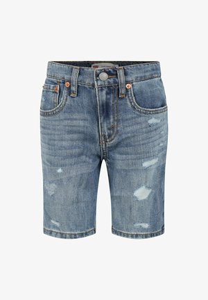 Blå cowboyshorts med slidte pletter, forreste knap, lynlås og fem-lomme design på en hvid baggrund.